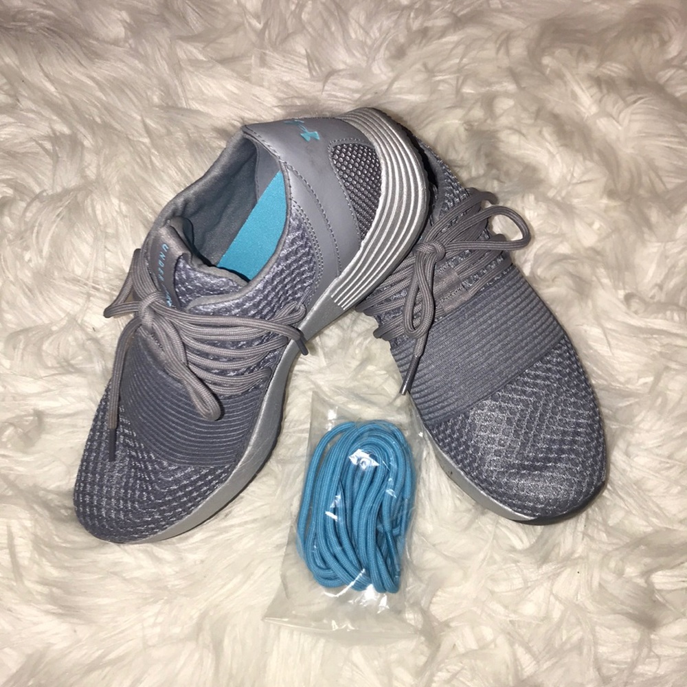 Gray under armour sneakers w extra laces